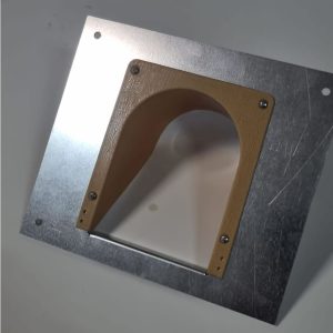 Placa zincata cu o intrare din plastic